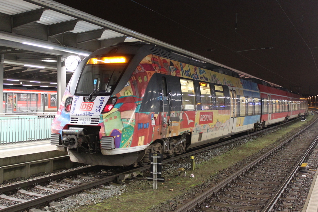 Werbehamster 442 354 als S 33912 von Rostock Hbf nach Warnemünde kurz vor der Ausfahrt im Rostocker Hbf.21.12.2017