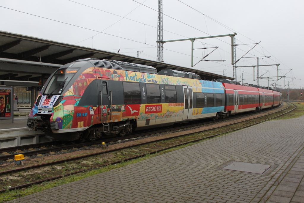 Werbehamster 442 354 als S1(Rostock-Warnemünde)kurz vor der Ausfahrt im Rostocker Hbf.08.12.2017