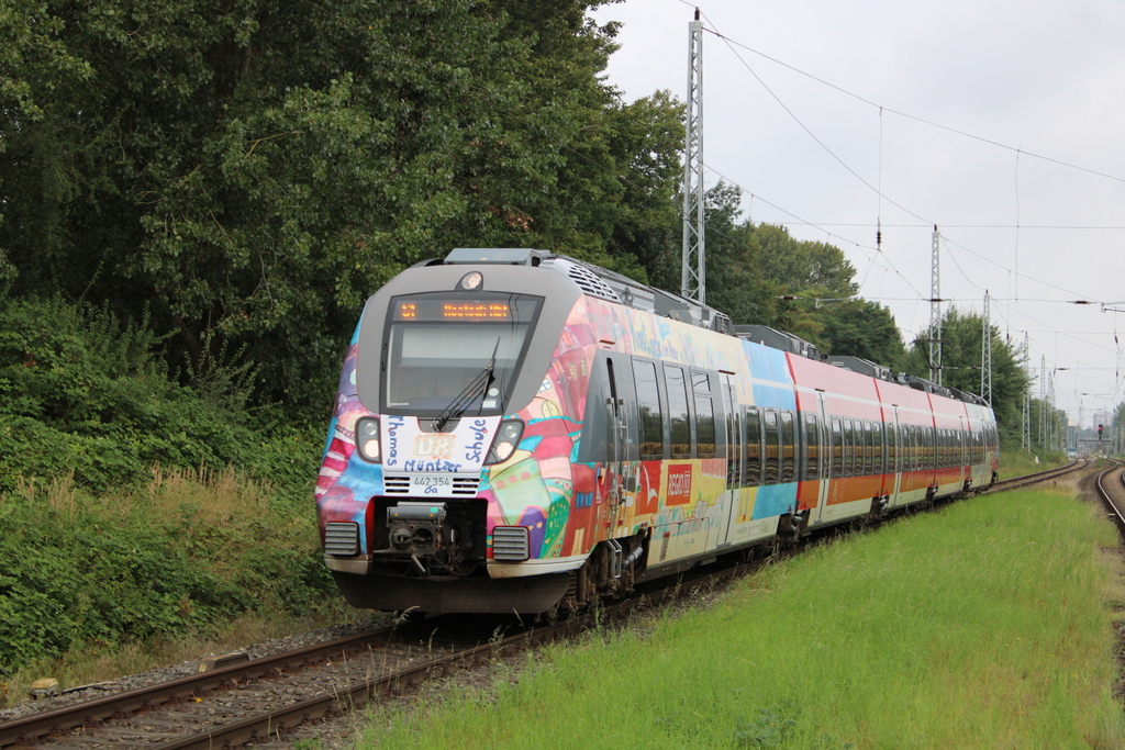 Werbehamster 442 354 als S1(Warnemünde-Rostock)bei der Einfahrt in Rostock-Bramow.12.09.2021