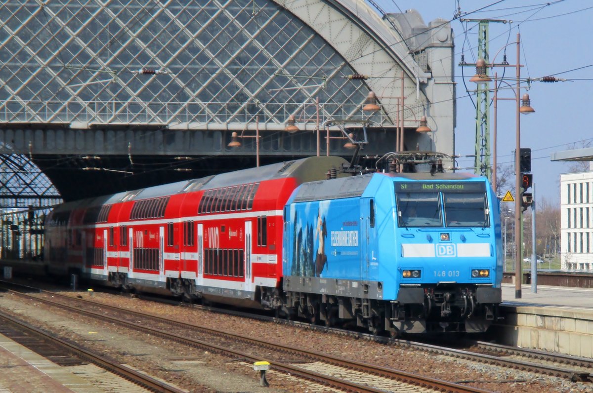 Werbelok 146 013 steht am 8 April 2018 in Dresden Hbf. 