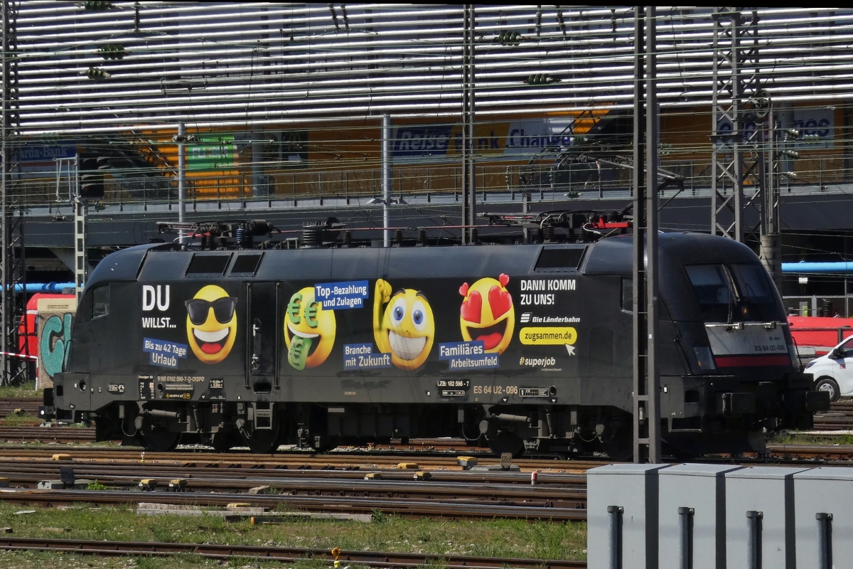 Werbelok 182 506-7, (ES 64 U2-96), wurde im Gleisvorfeld des Hbf. von Mnchen abgestellt. 01.05.2025