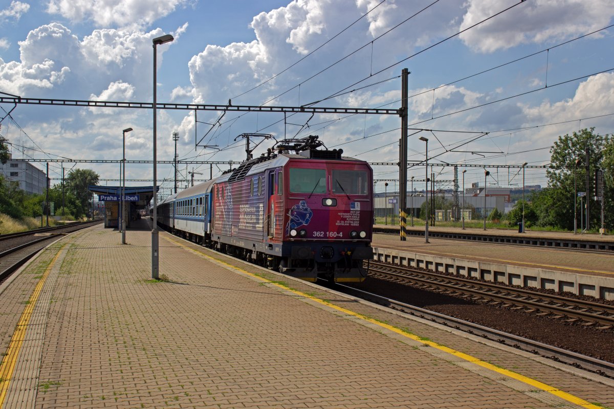 Werbelok auf tschechisch: 362 160 bewirbt die Hockey-WM, die im Vormonat in der benachbarten Slowakei stattgefunden hatte. Das jhrlich stattfindende Turnier macht regelmig auch in Tschechien Station: Zuletzt 2015 und das nchste Mal 2024. Der Zug hinter der Lok ist R987 nach Brno.