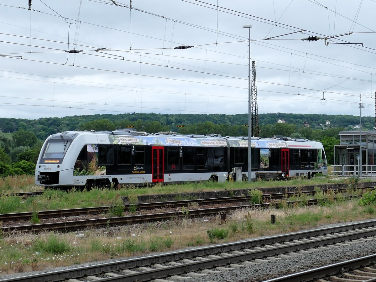 Werbung f�r das  Bodetal  auf der Unstrutbahn. Abellio 1648 443 als RB 80553 von Karsdorf nach Naumburg (S) Ost, am 23.06.2023 in Naumburg (S) Hbf.