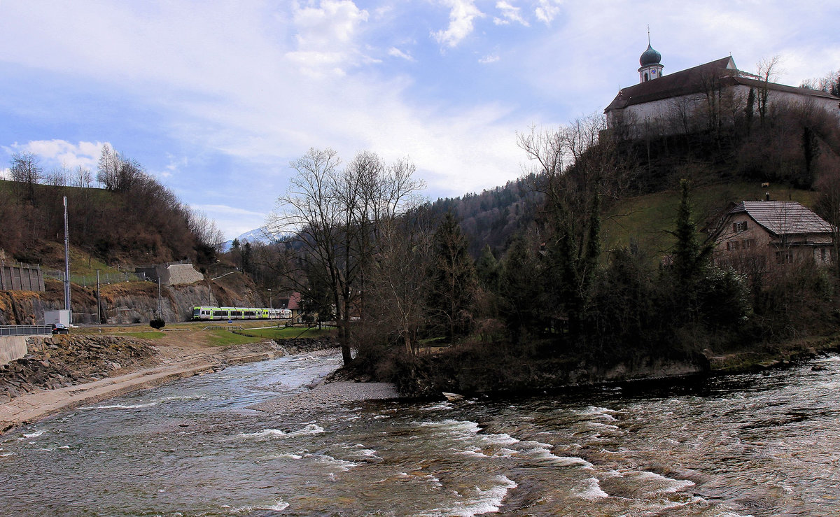 Werthenstein: An etwa derselben Stelle wie das Bild von 1995, mit den vereinigten S-Bahn Zügen nach Langnau (Lötschberger 105) und Langenthal (NINA 010). Um die berühmte Wallfahrtskirche noch aufs Bild zu bekommen musste der Zug winzig klein gehalten werden. 25.März 2021
