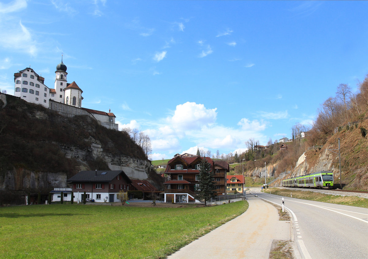 Werthenstein: Hier tront an der Biegung der Kleinen Emme eine markante Wallfahrtskirche aus dem 17.Jahrhundert auf dem Felsen oben. Aufnahmen mit der Bahn sind wegen des grossen Höhenunterschieds ziemlich schwierig. Gerade kommt eine S-Bahn Komposition mit BLS NINA 032 aus Langenthal und BLS Lötschberger 101 aus Langnau entgegen. 25.März 2021   