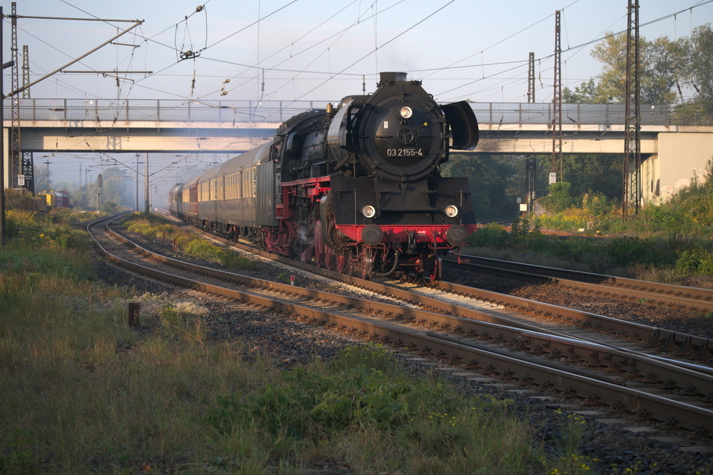 WFL 03 2155-4 mit einem Sonderzug von Erfurt Hbf nach Berlin S�dkreuz, am 03.10.2015 bei der Durchfahrt in Naumburg Hbf. (Foto: Stefan Neumeyer)