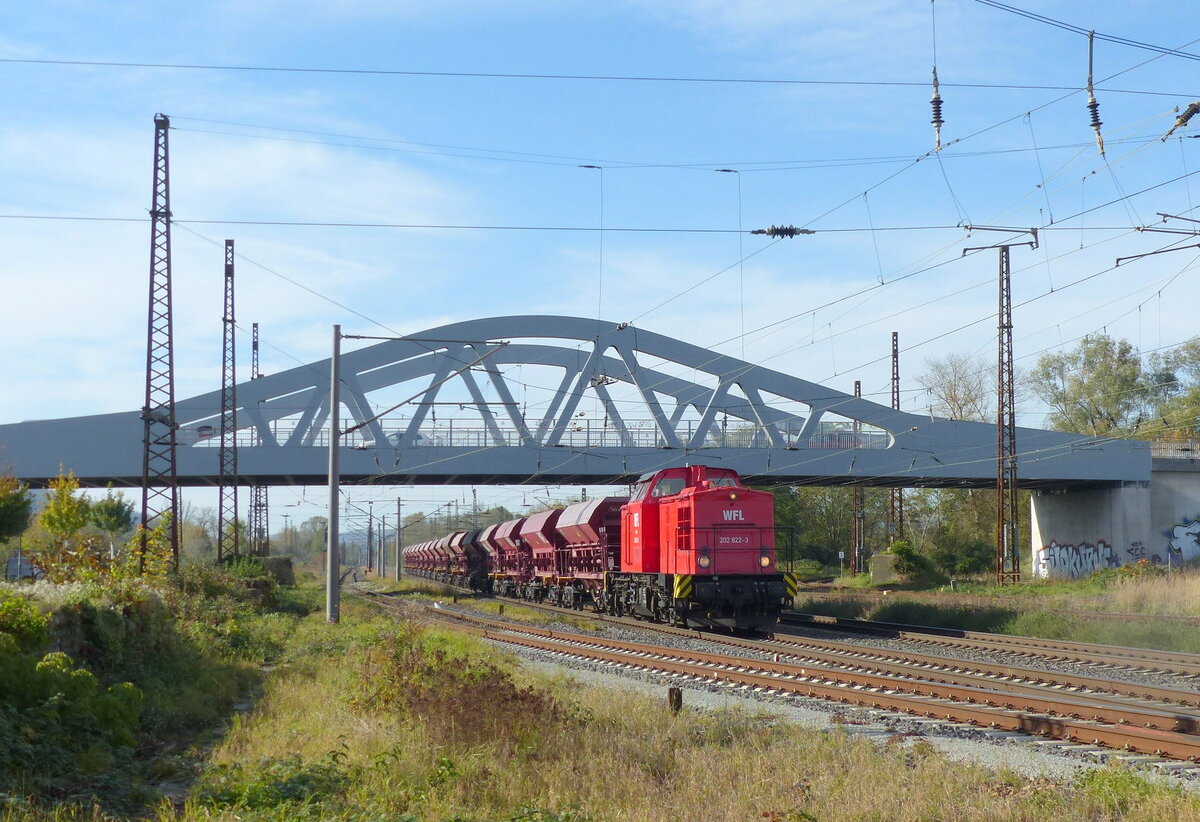 WFL 202 822-3 mit Schotterwagen Richtung Weißenfels, am 25.10.2021 in Naumburg Hbf.