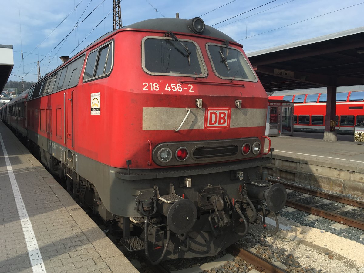 Wie in alten Zeiten:

Seit Ende Februar verkehren wieder planmäßig Re Züge mit 218 und 3 n Wagen im Donautal(Mo -Sa) und einmal am Tag auf der Brenzbahn(Mo -Fr).

Am Samstag 01.04.17 hatte die 218 456 die Ehre den ganzen Tag zwischen Ulm und Sigmaringen zu pendeln.

Hier abfahrbereit als Re 22340 Ulm - Sigmaringen in Ulm Hbf.