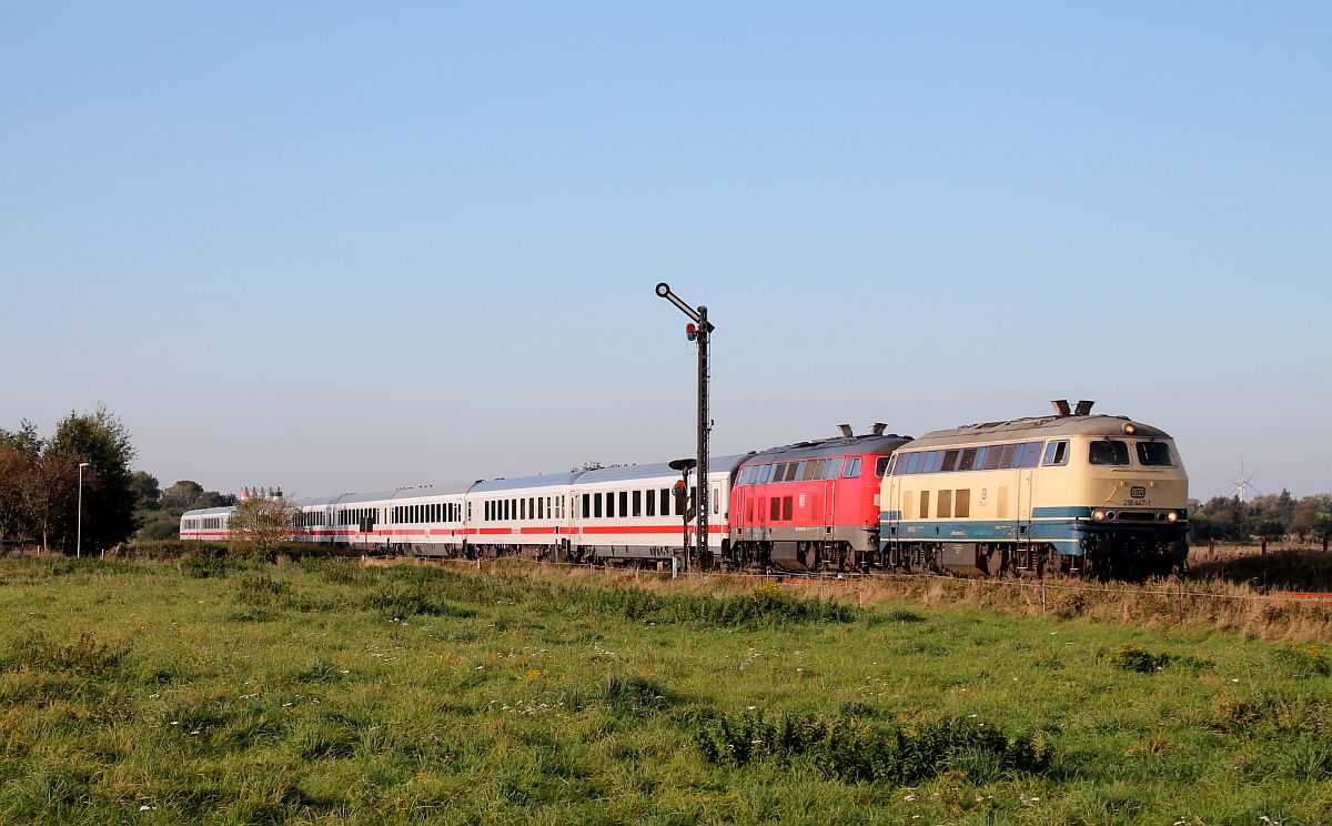 Wie am Vortag auch, wurde der IC 2073 zwischen Westerland/Sylt und Itzehoe von der türkis-beigen RP 218 447 und der DB 218 390 befördert, hier am Einfahrtsignal von Lindholm 09.10.2021   