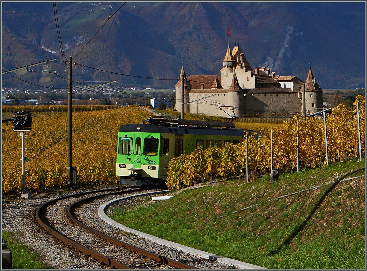 Wie ganz links am Bildrand zu sehen: Nach 100 Jahren bekommt die ASD Signale.
Beim Schloss von Aigle fährt der ASD BDe 4/4 402 mit seinem Bt Richtung Les Diablerets. 
3. Nov. 2014 