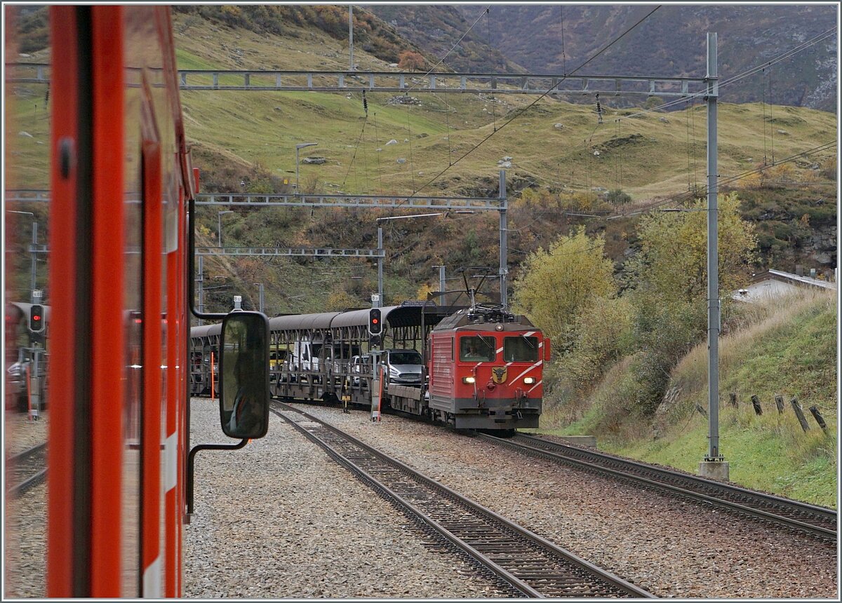 Wie gut gibt es bei der MGB immer noch Wagen, bei welchem sich die Fenster ffnen lassen! Ansonsten htte ich die MGB Ge 4/4 81 mit ihrem Auto-Tunnel Zug bei der Ankunft in Realp nicht fotografieren knnen.

19. Oktober 2023