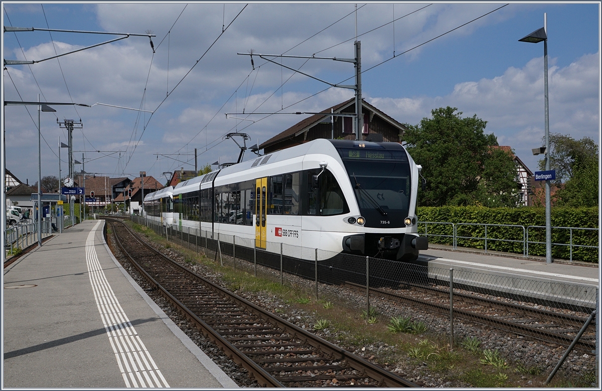 Wie im Jura, so sind auch auf der  Seeline  Betonfahrleitungsmaste zu finden, wie z.B in Berlingen. 
23. April 2017