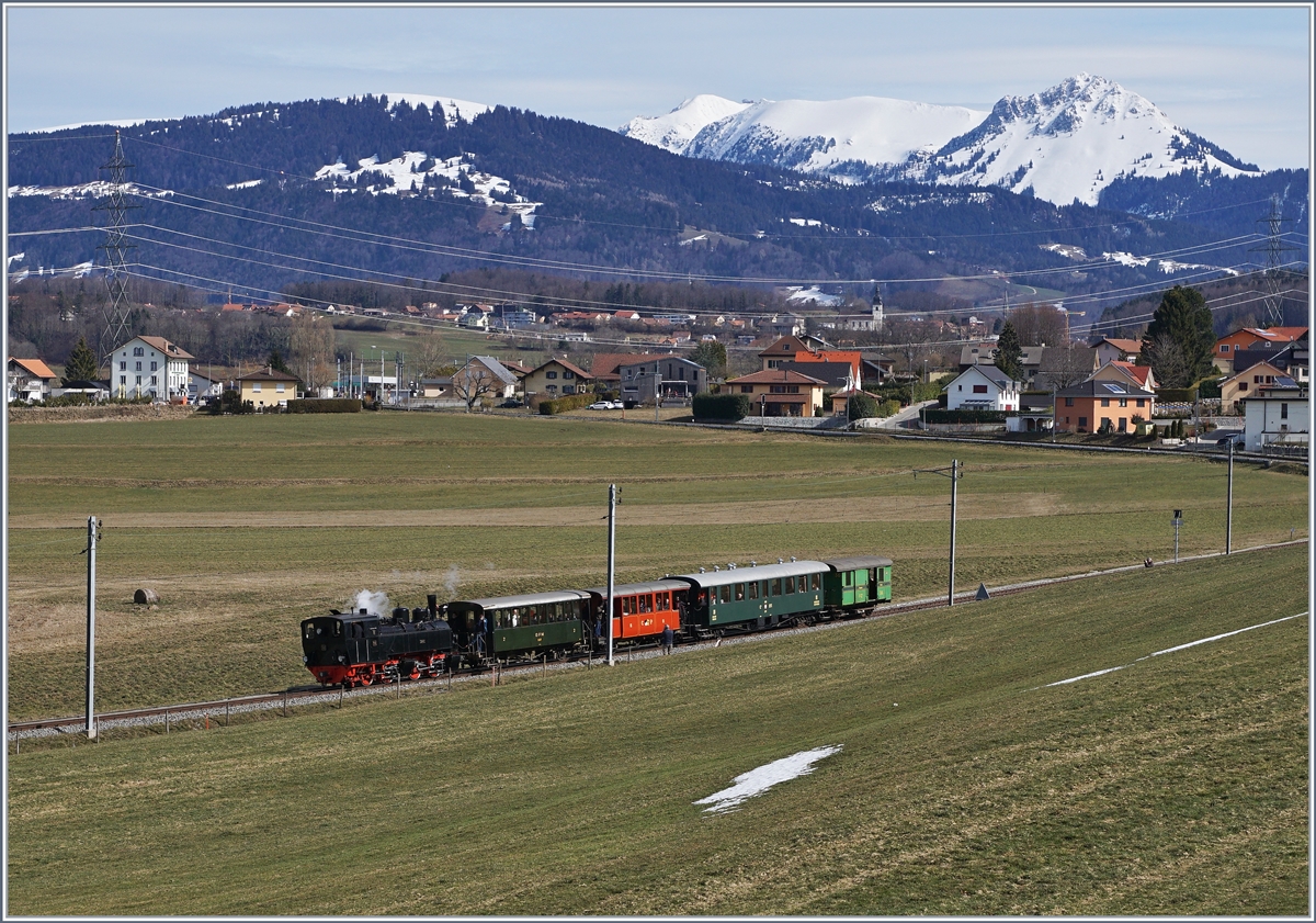 Wie klein und zierlich die Blonay-Chamby G 2x 2/2 105 ist, zeigt sich erst, wenn sie sich in der weiten Landschaft zeigt: Der Dampfextrazug zum Beginn des baldigen Streckenunterbruchs und Bahnhofsneubau von Châtel kurz nach Bossennens auf der Fahrt nach Palézieux. 

3. März 2019