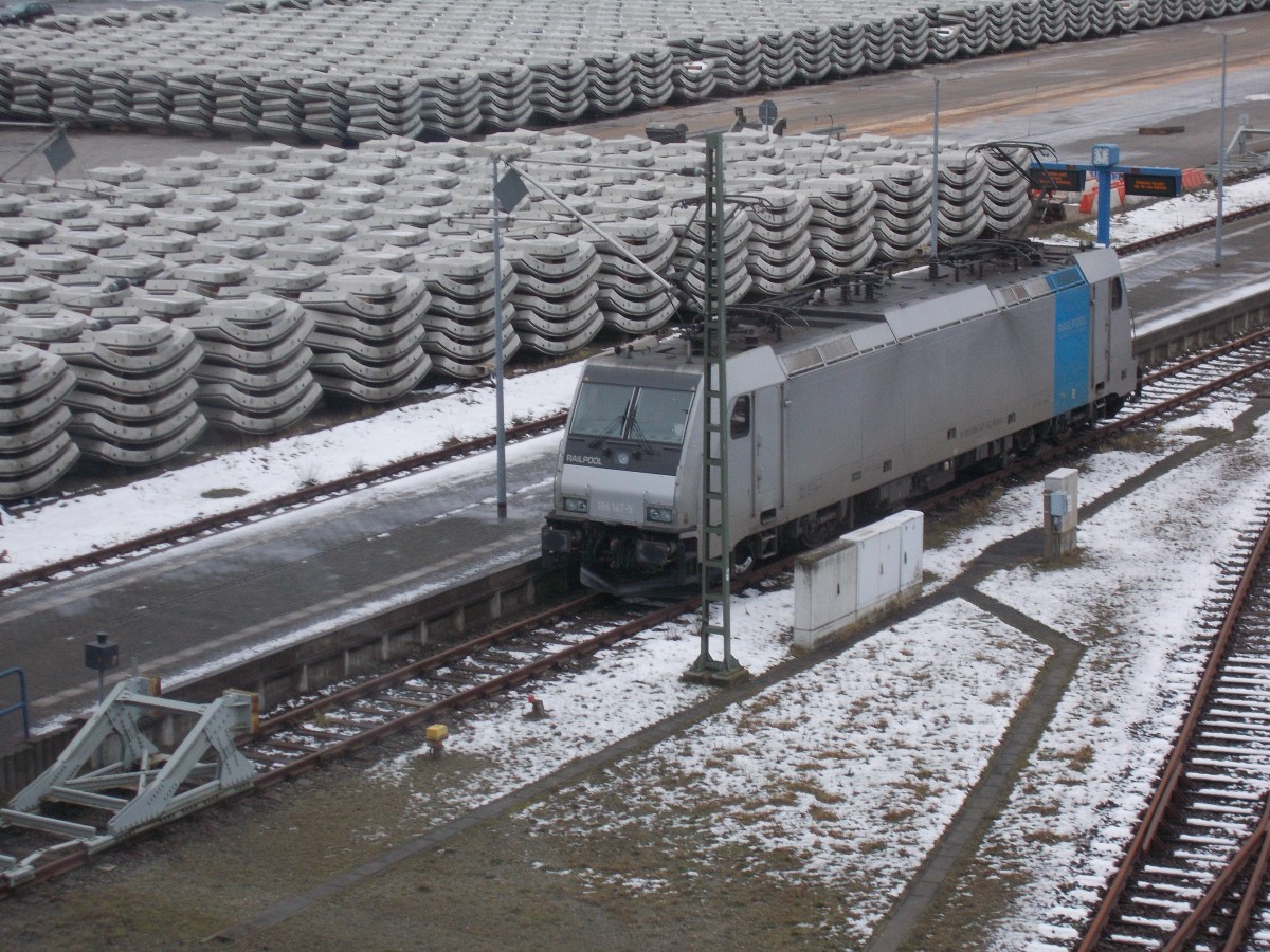 Wie man es nimmt stand die Railpool 186 147-5,am 05.Februar 2015,in Mukran günstig am Bahnsteig aber dieser verdammte Fahrleitungsmast.