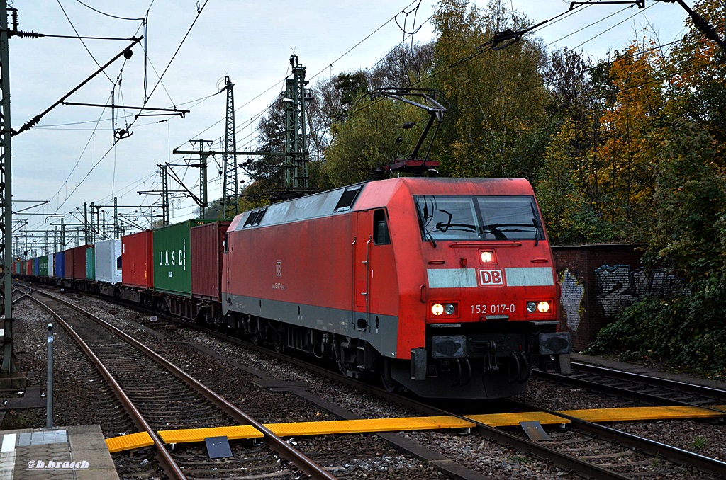 wie über eine ziellinie fuhr 152 017-0 mit einen kastenzug durch hh-harburg