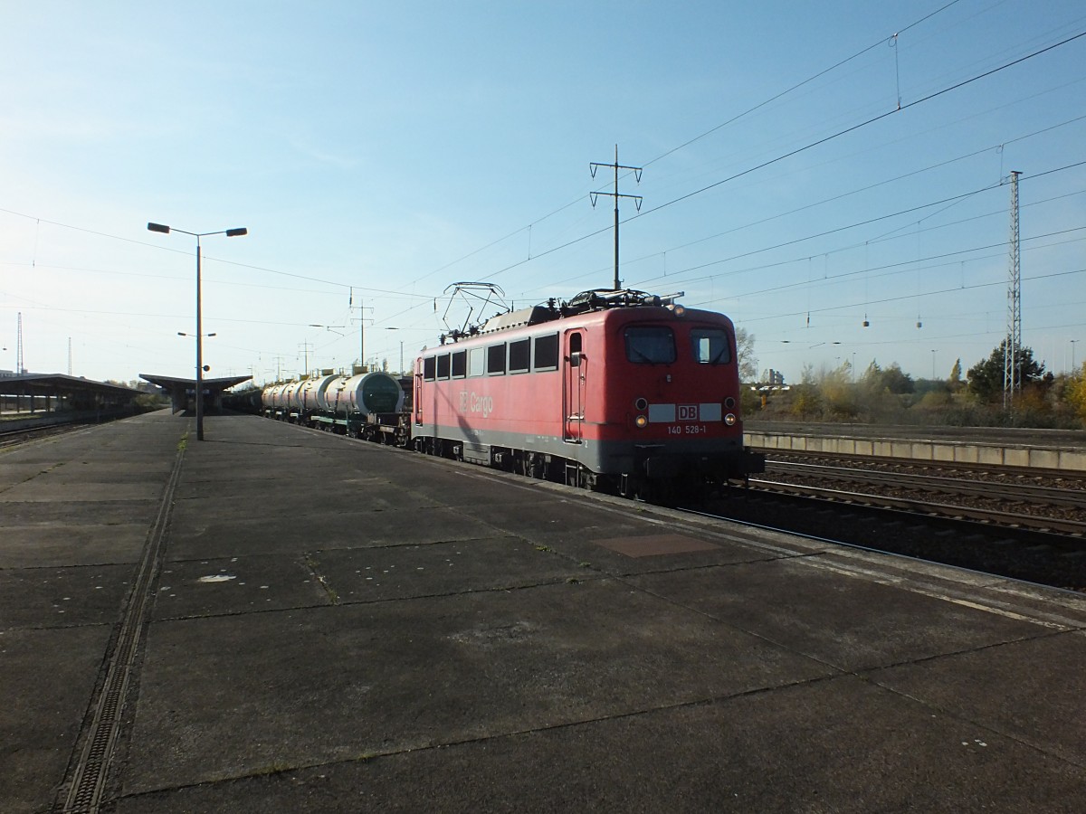 Wieso kommen die schnen Dinge immer aus dem Gegenlicht? 140 528 mit russischen Phosphor-Wagen (so mich meine rudimentren Kyrillischkenntnisse nicht tuschen) inklusive Kupplungswagen (die Kesselwagen selbst waren jeweils zu viert mit automatischen Kupplungen verbunden) in Schnefeld, 22.10.13.