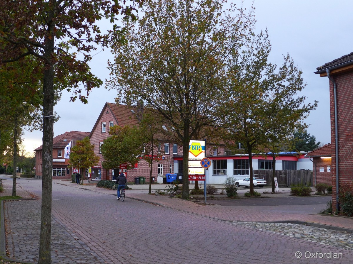 Wietzendorf (Lüneburger Heide), Königstraße zur Feierabendzeit im Oktober.