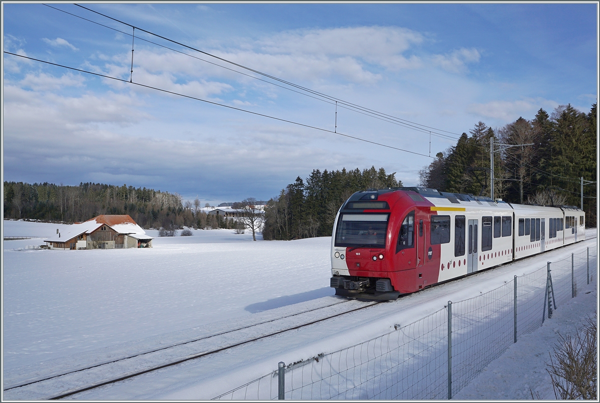 Wind, der warme Luft zuführte lies schon bald den Schnee zumindest auf den Bäumen schmelzen, wie dies Bild des TPF ABe 2/4 - B - Be 2/4 103 zwischen Vaulruz Sud und Le Verrerie zeigt. Im Hintergrund die aufziehende Warmfront. 

23. Dezember 2021