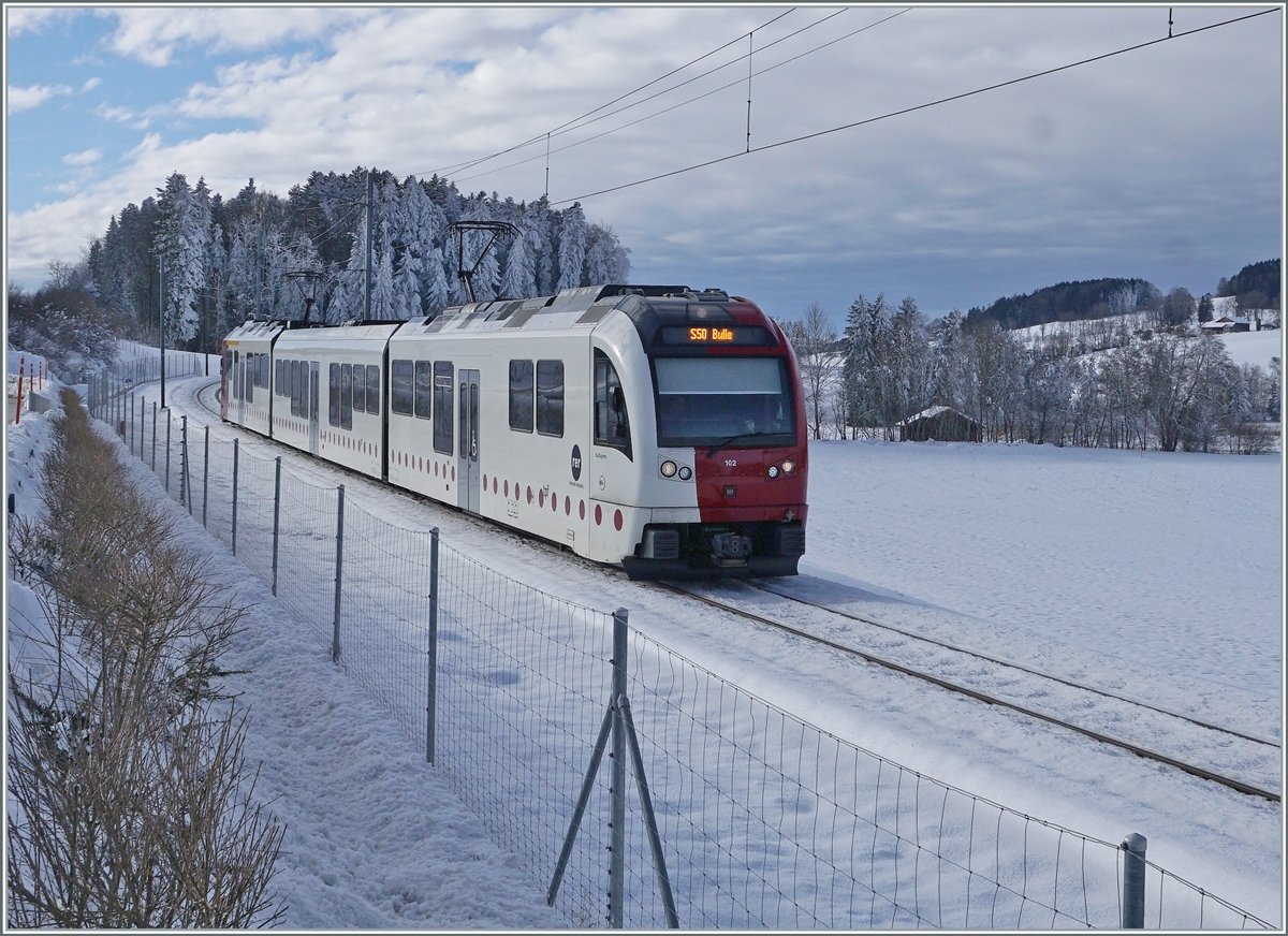 Wind, der warme Luft zuführte lies schon bald den Schnee zumindest auf den Bäumen schmelzen, wie dies Bild des TPF ABe 2/4 - B - Be 2/4 103 zwischen Vaulruz Sud und Le Verrerie zeigt. Im Hintergrund die aufziehende Warmfront.

23. Dezember 2021