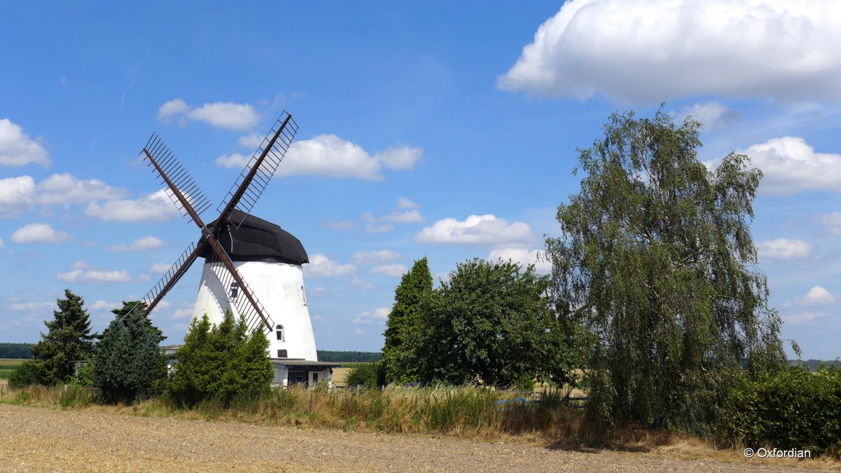 Windmühle 1867 erbaut aus Backsteinen als Turmholländer. Wandstärke 100 cm. Mühlenbetrieb bis 1958, heutige Nutzung als Feriendomizil. Besichtigungsmöglichkeit am Deutschen Mühlentag.
Photo © Oxfordian