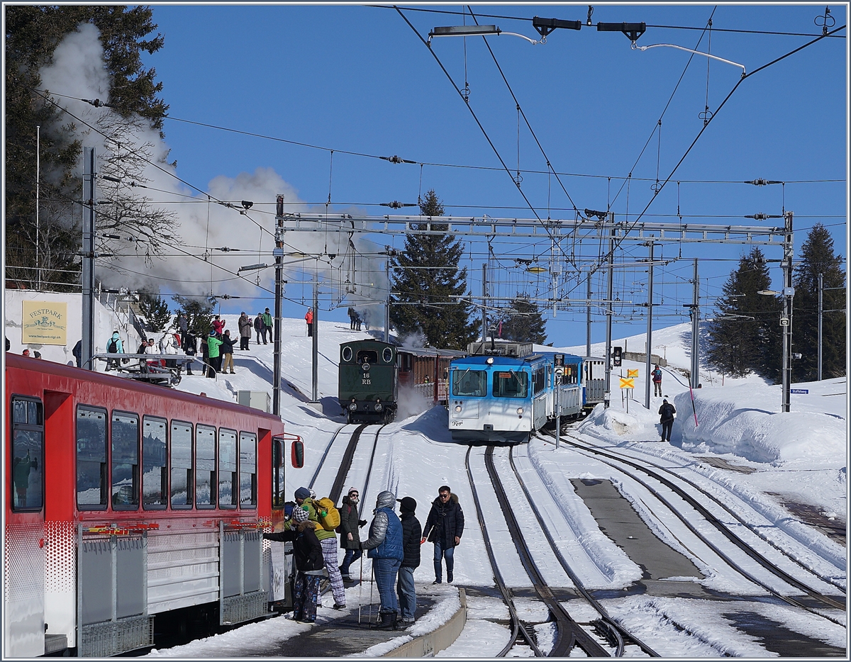 Winterstimmung in Rigi Staffel mit RB-Zgen die sich immer noch in VRB- und ARB- Farben zeigen; und kaum zu sehen, da klein und zierlich die RB H 2/3 16, die einen Dampfzug auf den Rigi schiebt. 

24. Feb. 2018