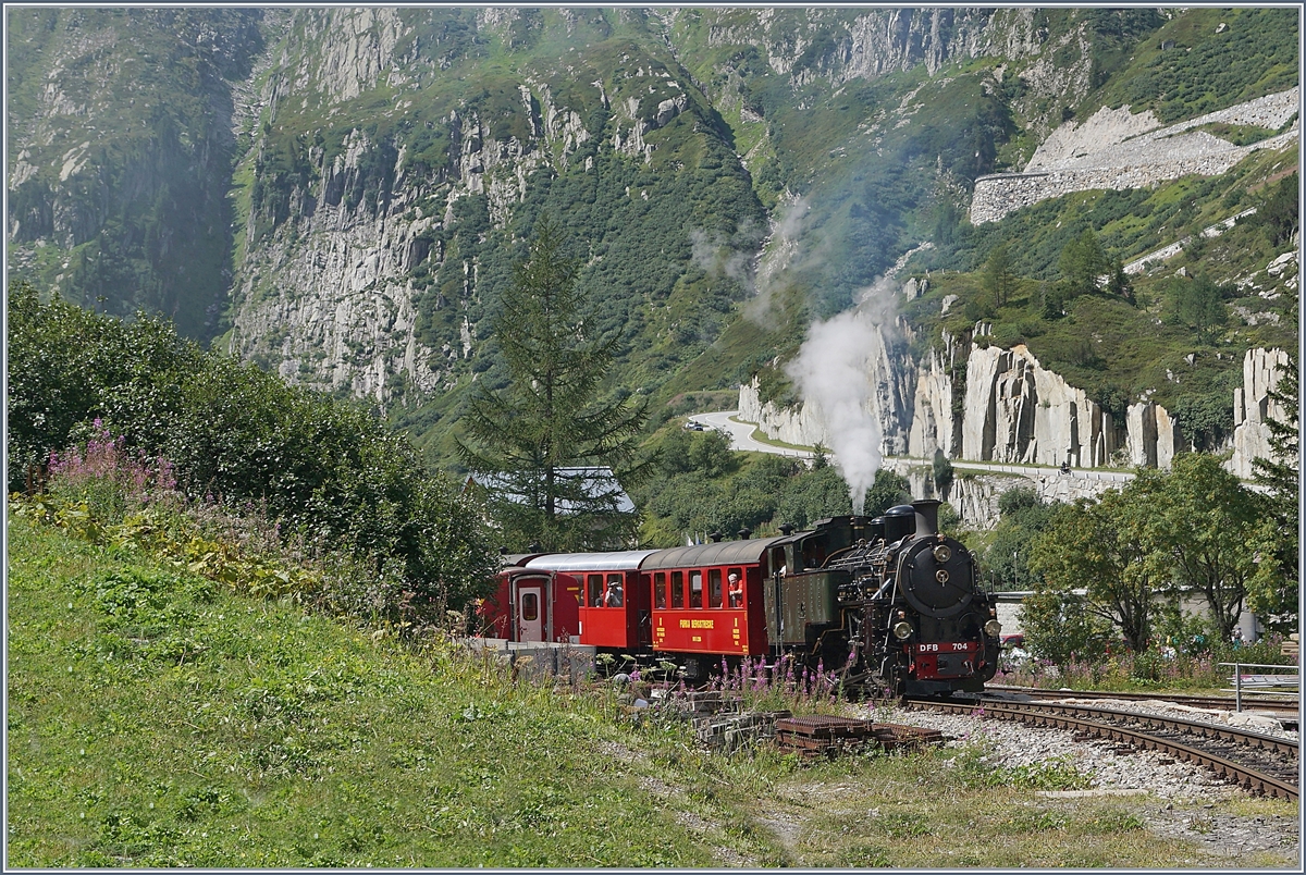  Wir feiern unsere neue Lok HG 4/4 704  und so wurde der Stargast nicht nur bewundert, sondern musste auch was tun, z.B. den Festtagszug Gletsch - Furka (und zurück) bespannen, hier zu sehen bei der Ausfahrt in Gletsch.

31. August 2019