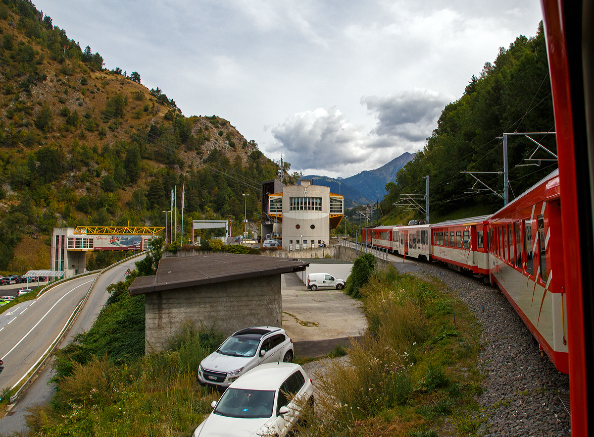 Wir verlassen am 07.09.2021 mit dem MGB Regio-Zug (Furka-Oberalp-Bahn) nach Visp, geschoben von dem Gepäcktriebwagen Deh 4/4 II - 92  Realp , nun den Bahnhof Betten (842 m ü. M.) im Kanton Wallis (VS) und fahren weiter in Richtung Brig. Wir sind so nun vom Oberalppass bis Betten fast 1.200 Höhenmeter hinabgefahren. 

Der Bahnhof Betten (-Talstation) ist auch zugleich Talstation zweier Luftseilbahnen der Aletsch Bahnen AG zur Bettmeralp hinauf (1.931 m). Die eine (vordere) geht, als 48er Kabinen-Seilbahn zur Mittelstation Betten Dorf und dann als 50er Kabinen-Seilbahn  zur Bettmeralp hinauf. Die hintere ist eine 125er Kabinen-Seilbahn und geht direkt zur Bergstation Bettmeralp hinauf.
