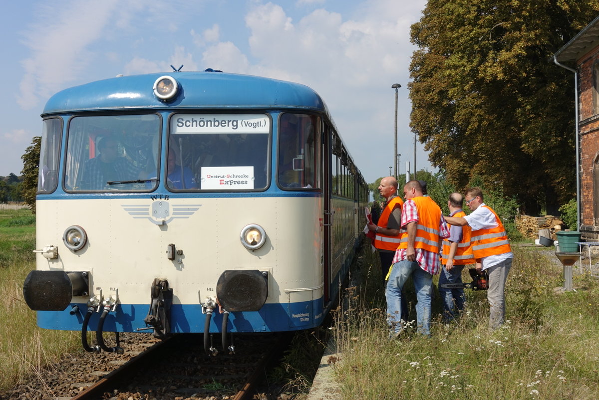 Wisentatalbahn 998 633 + 798 592 + 798 813 als 16.  Unstrut-Schrecke-Express  von Schleiz nach Ro�leben, am 27.08.2017 beim Halt in Gehofen. (Foto: JKHalle Verkehrsfotografie, Jan Krehl)