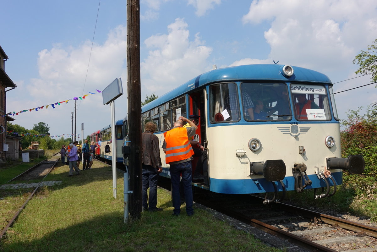 Wisentatalbahn 998 633 + 798 592 + 798 813 als 16.  Unstrut-Schrecke-Express  von Schleiz nach Ro�leben, am 27.08.2017 beim Halt in Donndorf. (Foto: JKHalle Verkehrsfotografie, Jan Krehl)