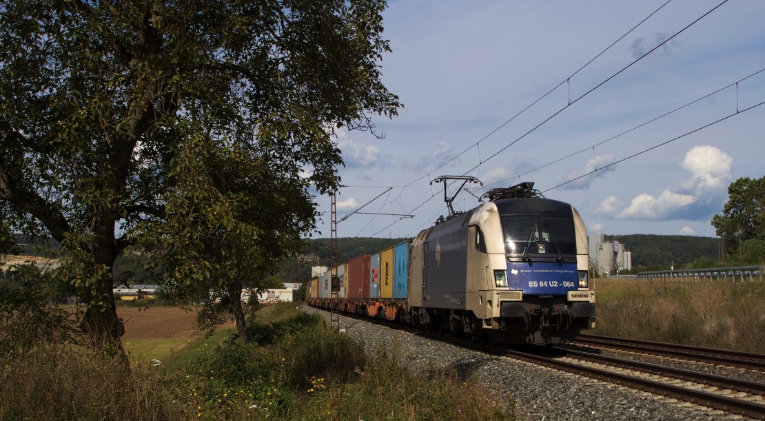 WLB ES 64 U2-064 mit Containerzug in Richtung Süden am 22.08.14 bei Karlstadt (Main) 