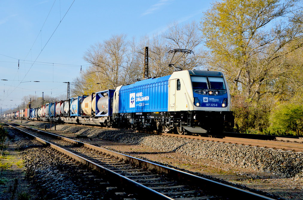 WLC 187 325 mit  Bertschi-KLV  nach Ruhland, am 14.11.2019 in Naumburg (Saale) Hbf.