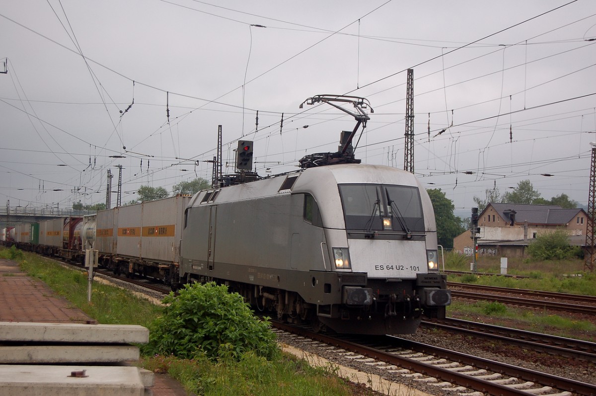WLC ES 64 U2-101 mit einem G�terzug Richtung Lei�ling, am 17.05.2014 in Naumburg Hbf. (Foto: dampflok015)