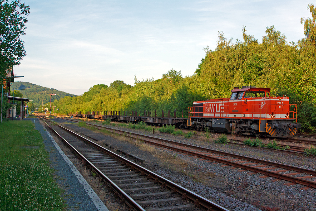 
WLE (Westfälische Landes-Eisenbahn) Lok 51  Kreis Warendorf  (eine MaK G 1206) mit leeren Güterzug (Schwerlastwagen), am 12.06.2014 hat sie im BfHerdorf Hp 0, sie  muss erst den Gegenverkehr abwarten. Sie kommt mit ihrem Zug von Burbach-Holzhausen.  

Die Lok wurde 2002 bei Vossloh unter Fabriknummer 1001150 gebaut. Die komplette NVR-Nummer ist 92 80 1275 106-3 D-WLE. 