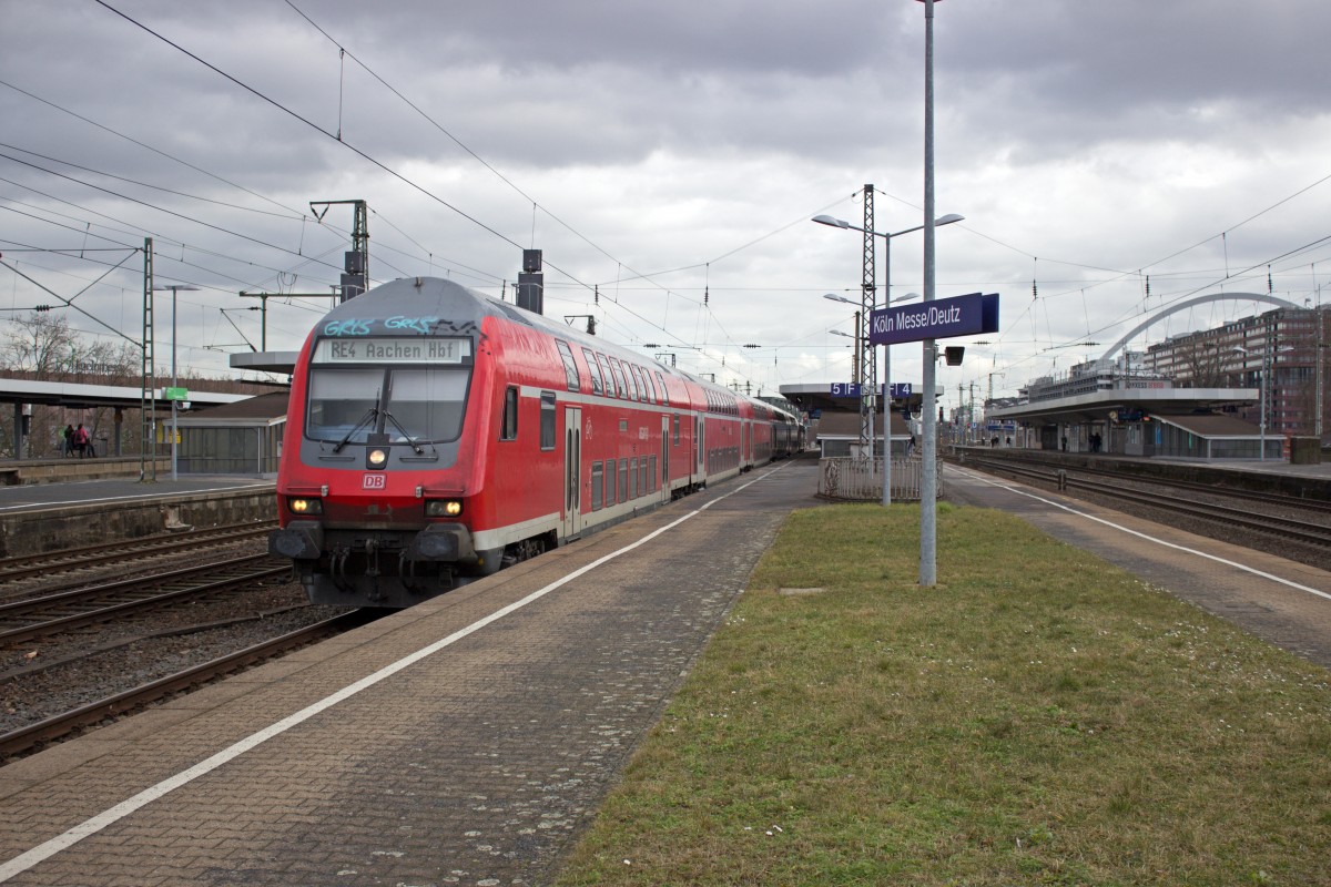 Wo genau dieser Zug hinwollte, weiß ich nicht mehr, als RE4 war er aber mit Sicherheit nicht unterwegs. Von der Zeitlage her könnte es ein RE9 sein, da würden auch die wahrscheinlich aus Aachen stammenden Wagen passen. 111 118 schob.