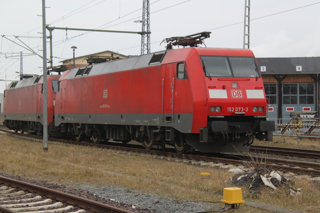 Wochenendruhe fr 152 073-3+152 164-4 im Bahnhof Wismar.28.03.2015