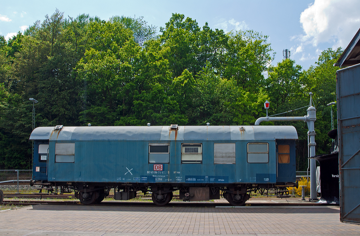 
Wohnschlafwagen 424 ehemals der DB Netze 60 80 99-25 612-5  BT 1106 (BD  Frankfurt, BNO Hanau) der Westerwälder Eisenbahnfreunde 44 508 e. V. ausgestellt am 18.05.2014 bei der ehem. Lokstation Westerburg, hier war Museumstag.

Diese Wohnschlafwagen der Bauart 424 mit zentraler Versorgung der Ölöfen und sind für 3 Mitarbeiter. Das Fahrzeuginnere ist in zwei Schlafräume (1 und 2 Betten) und einen Wohn - Küchenraum mit abgeteiltem WC aufgeteilt. Die Einrichtung besteht im Einzelnen aus: 
Schlafräume mit
1 Etagenbett mit Leseleuchte. 1 Bett mit Leseleuchte, 3 Doppelspinde, 2 Waschbecken mit Spiegel, 1 Heißwasserbereiter, 3 Stühle, 1 Schreibtisch und 2 Wandöfen Puck 77

Wohn - Küchenraum
1 Tisch, 4 Stühle, 1 Geschirrschrank, 1 Nirostaspüle, 1 Heißwasserbereiter, 1 Elektrokochplatte, 1 Kühlschrank und 1 Ölofen Juno W50

WC
1 WC mit Druckspüleinrichtung, 1 Waschbecken und 1 Einbauheizkörper 400 W

Unter dem Wagen befindet sich ein Behälter für WC und Abwasser, sowie ein 400 l Heizöltank.   

TECHNISCHE DATEN:              
Wagentyp:  Wohnschlafwagen BA 424
Höchstgeschwindigkeit: 100 km/h
Bremse: Klotzbremse, an den 4 Rädern der 1. und 3. Achse
Betriebsbremse:  K-P  (einlösige Knorr-Bremse), pneumatisch, auf die 4 Rädern der 1. und 3. Achse wirkend
Bremsgewicht: 15 t (P)
Feststellbremse: Handrad, mechanisch, auf die 4  Rädern der 1. und 3. Achse wirkend
Länge über Puffer: 13.300 mm
Breite: 3.090 mm
Höhe (über SO): 4.045 mm
Achsstand: 7.500 mm (2x 3.750 mm)
Achsfolge: 3
Eigengewicht:  16.200 kg
