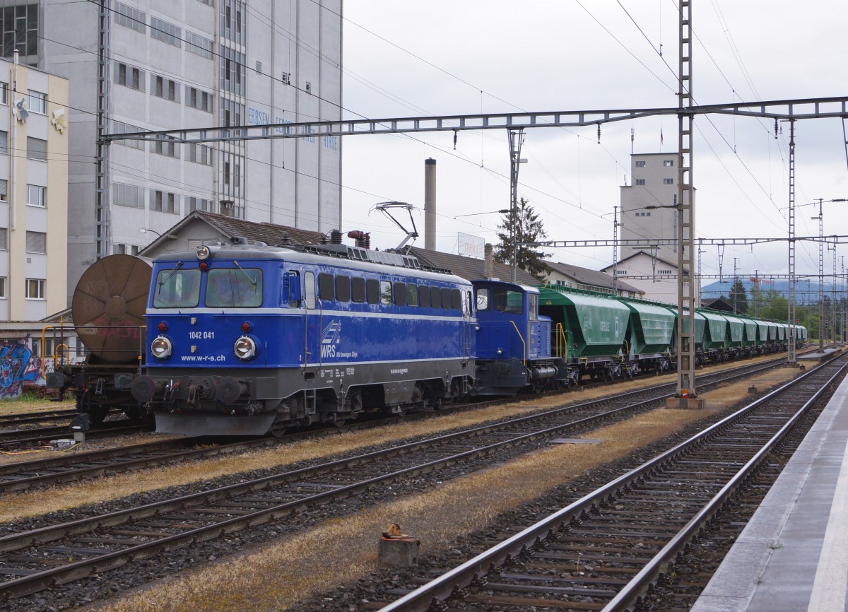 WRS/SBB/BB: WRS 1042 041-0 (ehemals Oesterreichische Bundesbahnen) und WRS 98 85 5235 286-5 CH-WRSCH (ehemalst SBB Tm IV) in Herzogenbuchsee mit einem rumnischen Blockgterzug am 20. Mai 2015.
Foto: Walter Ruetsch