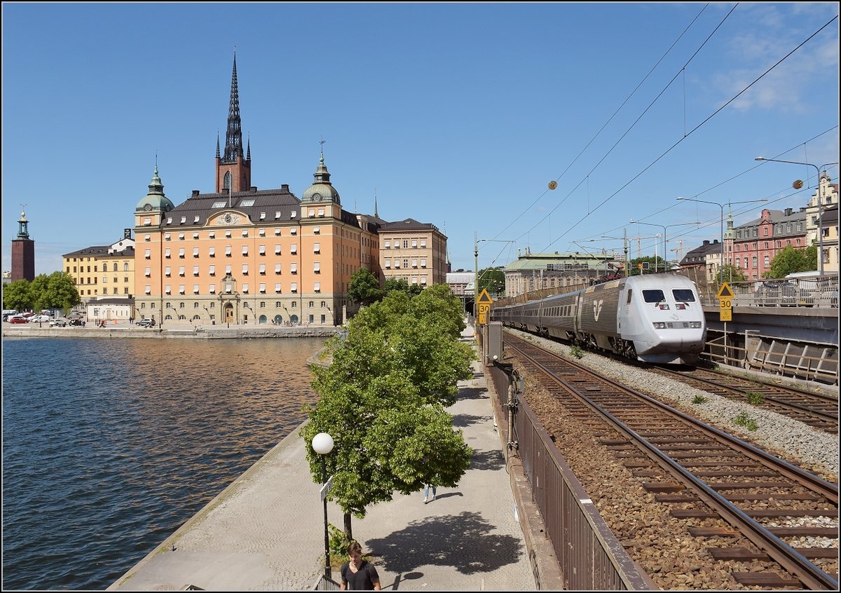 X2000 mit schiebendem Triebkopf auf der südlichen Zentralbrücke der Eisenbahn, Södra järnvägsbron, in Richtung Hauptbahnhof. Stockholm, Juni 2018.