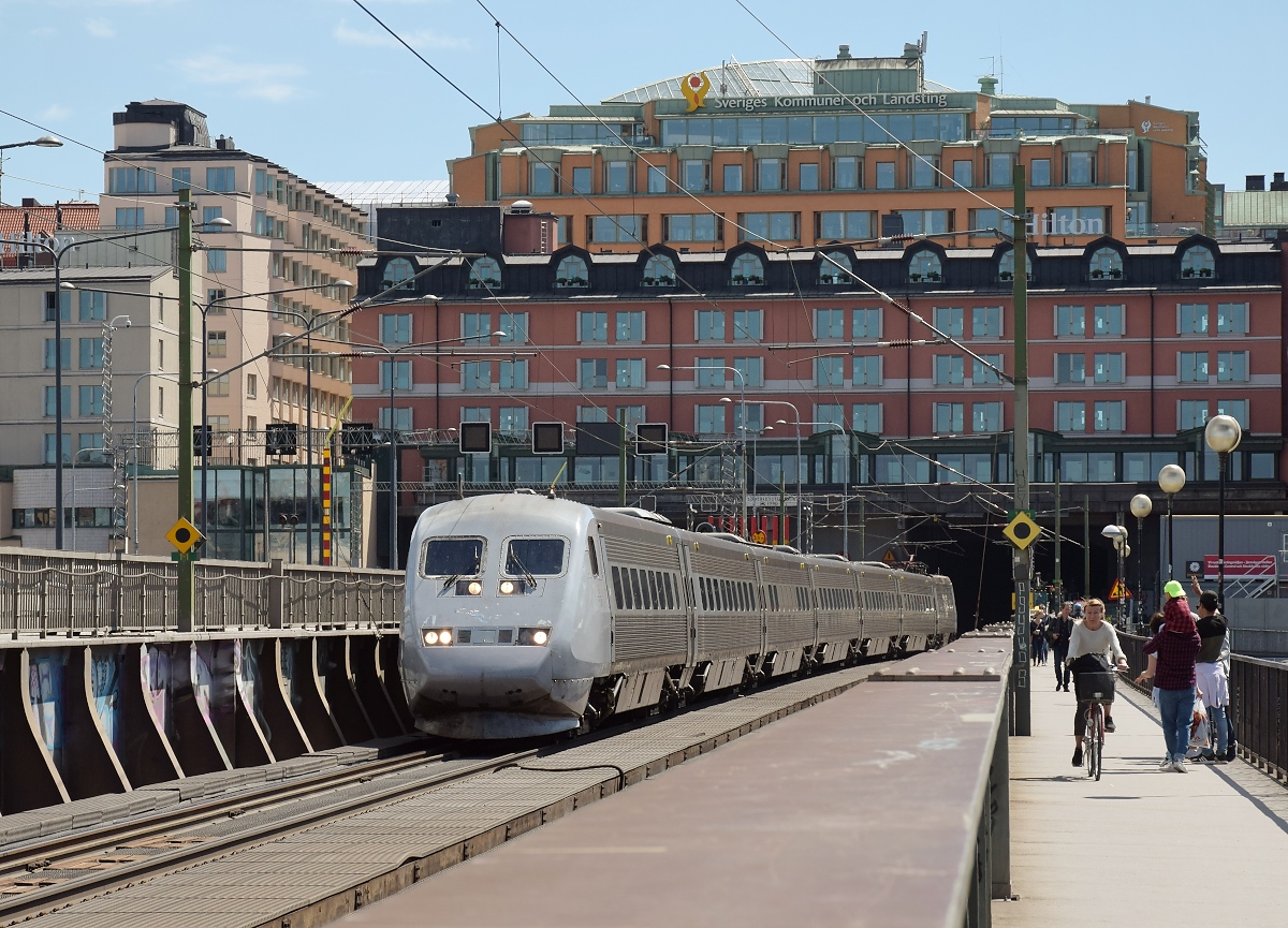 X2000 Steuerwagen voraus auf der südlichen Zentralbrücke der Eisenbahn, Södra järnvägsbron, in Richtung Hauptbahnhof. Stockholm, Juni 2018.
