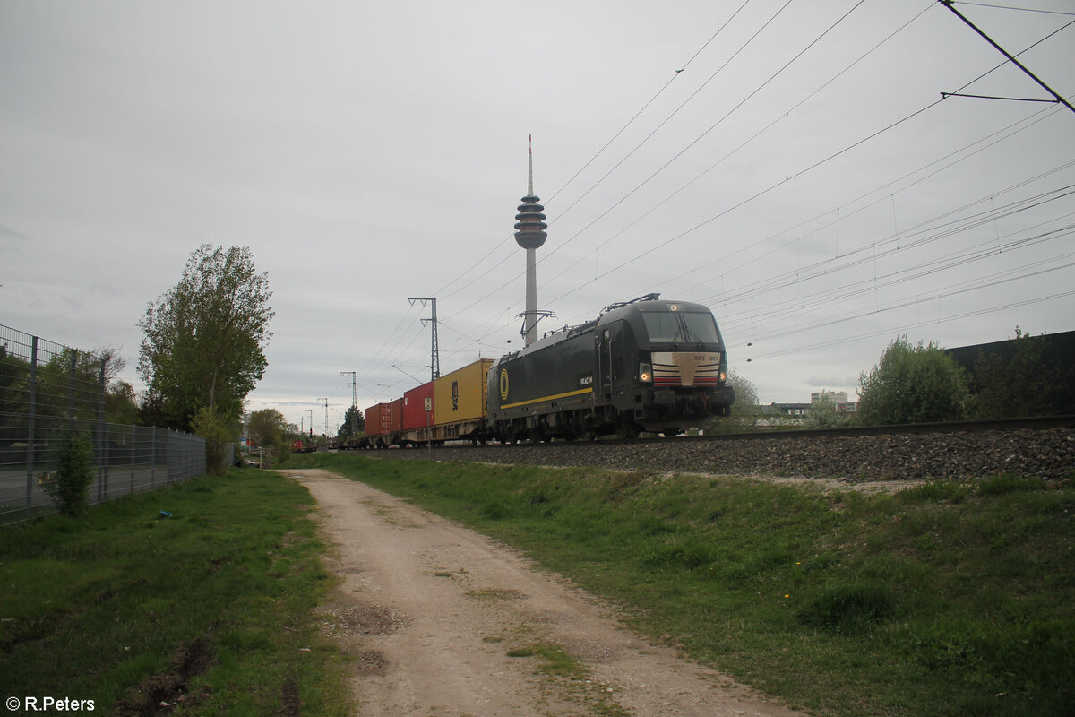 X4E 607 alias 193 607 mit einem Containerzug in der Treuchtlinger Kurve in Nürnberg Hohe Marter. 09.04.24