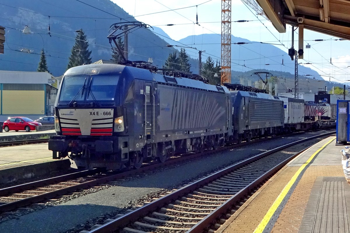 X4E-666 schleppt ein KLV durch Kufstein am 18 September 2019.