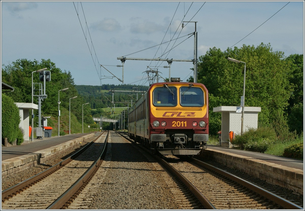  Z2  2011 in Wilerwilz. 
14. Juni 2013.
Die Aufnahme entstand auf dem Bahnbergang, nachdem die Schranken fr den Zug wieder offen warne.