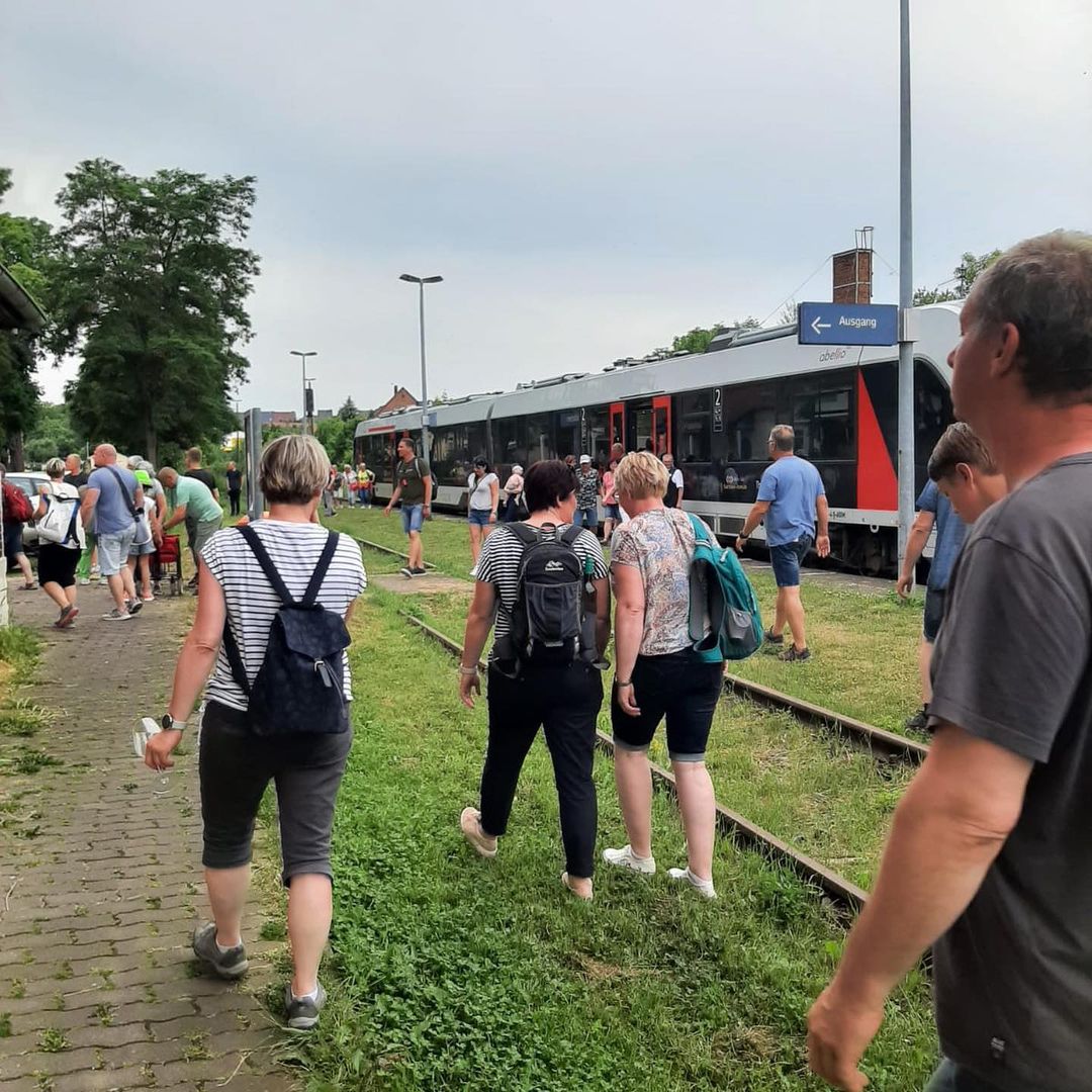 Zahlreiche Leute nutzten am vergangenen Pfingstsonntag, den 05.06.2022, die 2 Sonderzüge anlässlich der Saale-Weinmeile von und nach Roßleben.
Die rege Teilnahme zeigt uns, dass die Nutzung der gesamten Unstrutbahn im Regeltakt sinnvoll wäre. (Foto: IG Unstrutbahn e.V.)