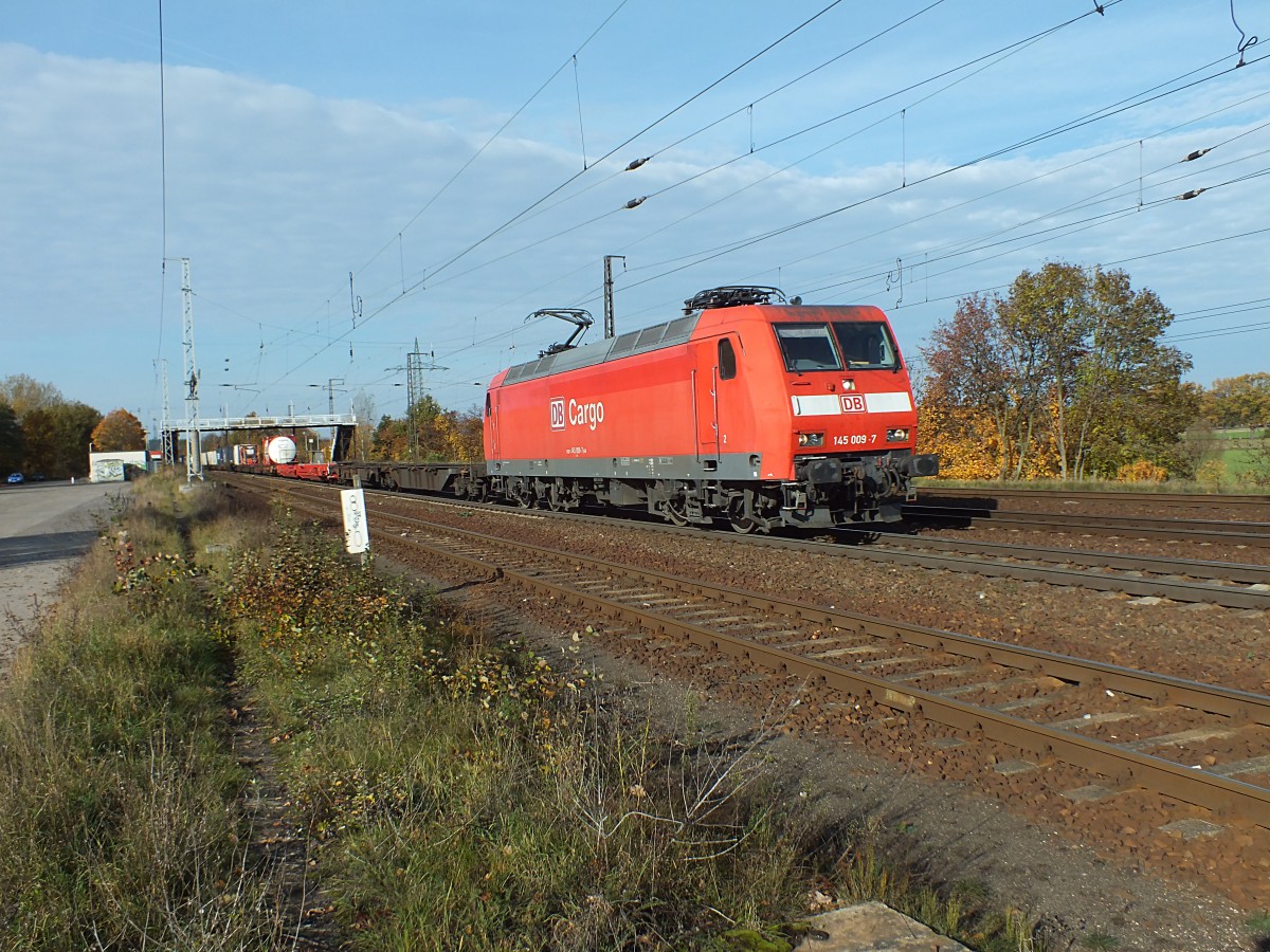 Zeitweise rollte es echt gut: 145 009 mit einem mig ausgelasteten KLV-Zug fhrt Richtung OSten. 22.10.13, Saarmund