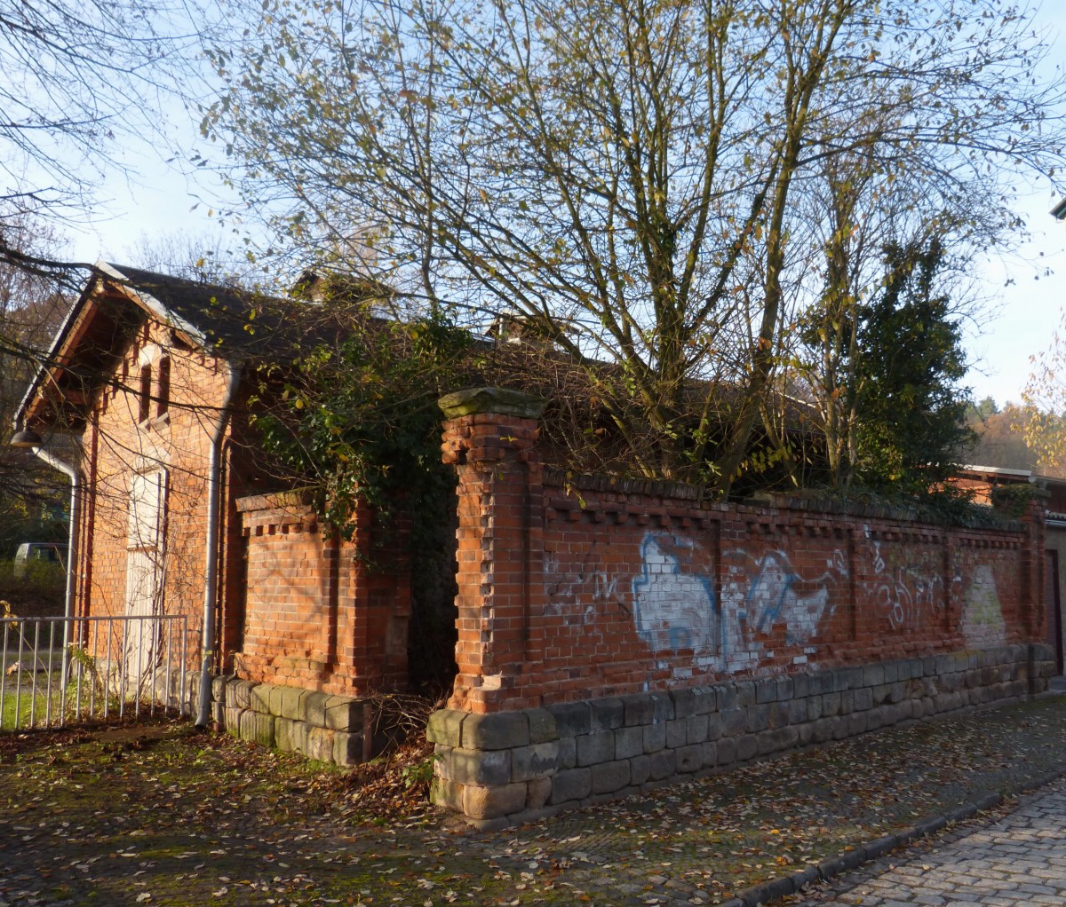 Zerfallenes Nebengeb�ude im Bahnhof Nebra am 16.11.2013.