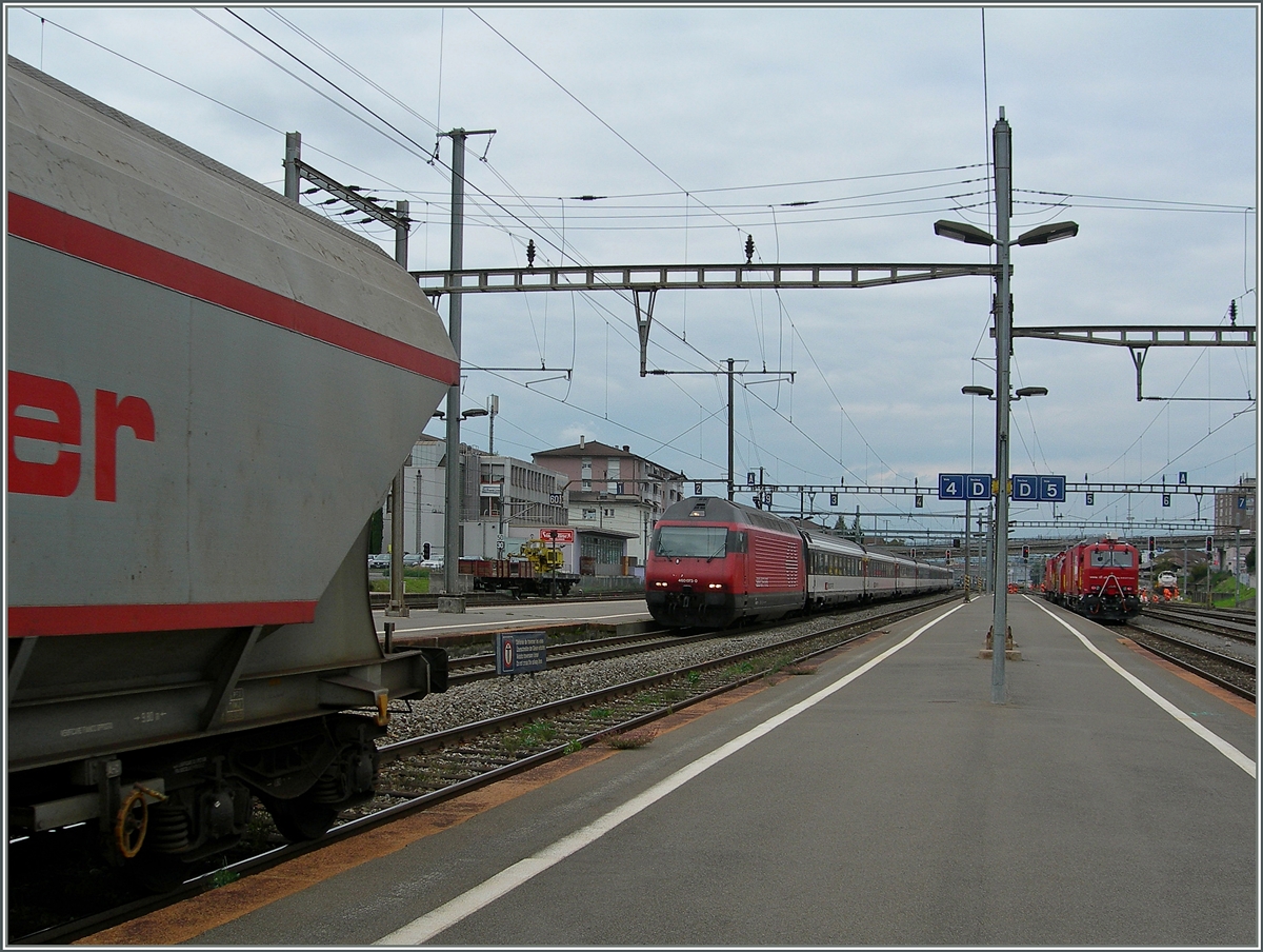 Ziemlich viel Verkehr in Renens: der  Spagetthis zug Richtung Italien gibt den Blick frei auf den nach Lausanne fahrenden IR und im Hintergrund fhrt nach der Streckenfreigabe der Betreibswehrzug weiter.
9. Okt. 2013