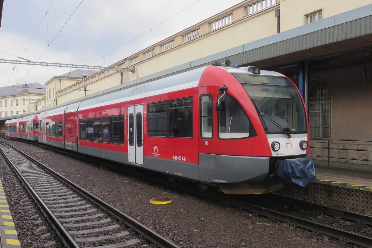 ZSSK 840 001 steht am 25 Juni 2022 in Bratislava hl.st.