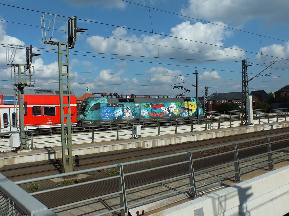 Zu allem Unglck hing dann auch noch die einzige 182er-Werbelok am richtigen Zug auf dem falschen Gleis: 182 013 wirbt fr die BUGA 2015 im Havelland.
RE1 -> Magdeburg