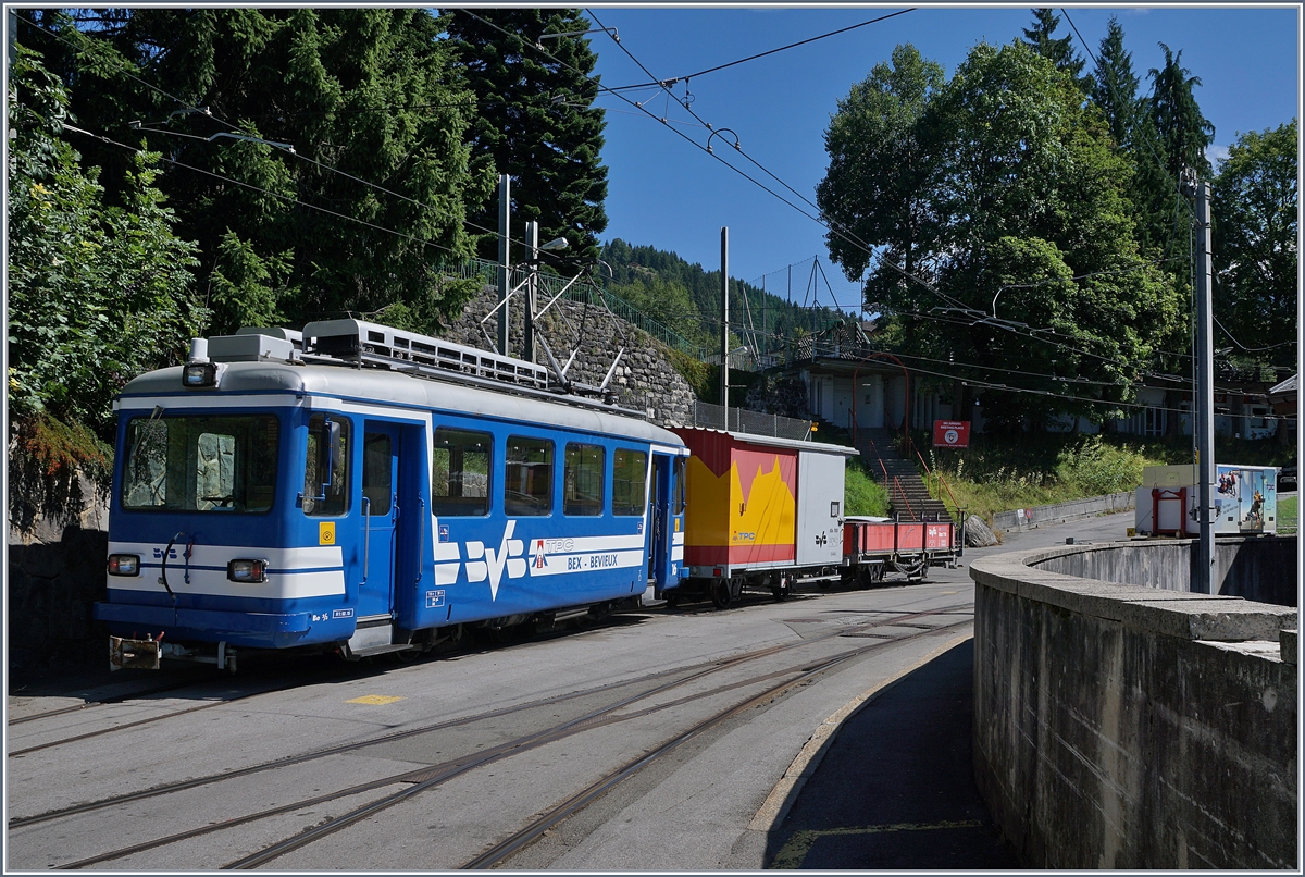 Zu meiner grossen berraschung stand der BVB Be 2/3 mit einem kleinen Gtaerzug in Villars sur Ollon. Da ohne Zangstangenantrieb, besorgt der Be 2/3 jedoch hier wohl  nur  Rangieraufgaben.
5. Sept. 2017