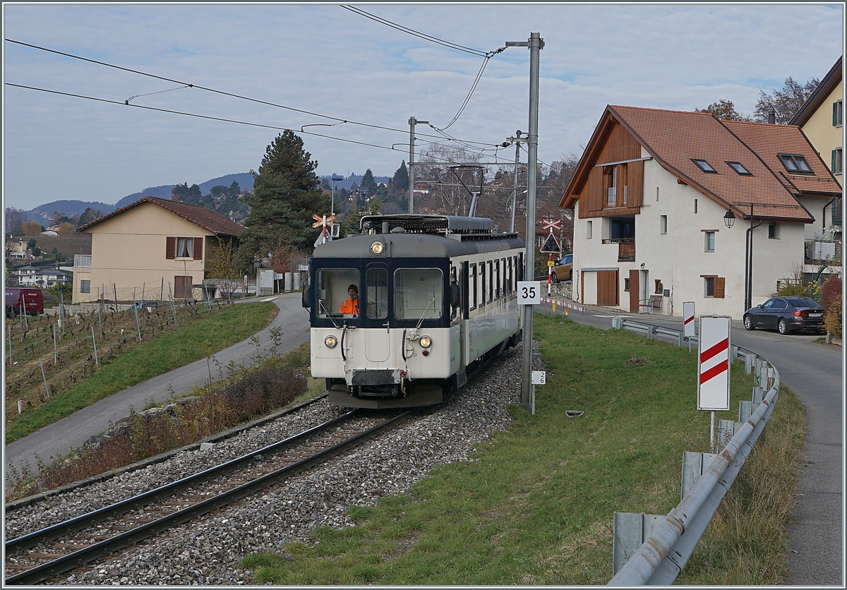 Zu meiner Überraschung und Freude war der MOB Be 4/4 1006 (ex Bipperlisi) als Regionalzug 2331 von Fontanivent nach Montreux unterwegs und konnte dank dem etwas abgedunkelten Licht bei Planchamp an einer nur am Vormittag zu nutzenden Fotostelle aus abgelichtet werden.

23. November 2020